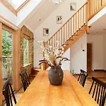The Hampstead Wonder - Spacious 4Bdr House With Balcony