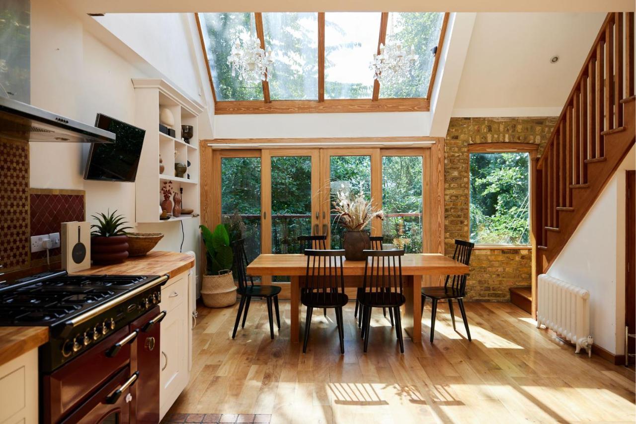 The Hampstead Wonder - Spacious 4bdr House With Balcony Londra