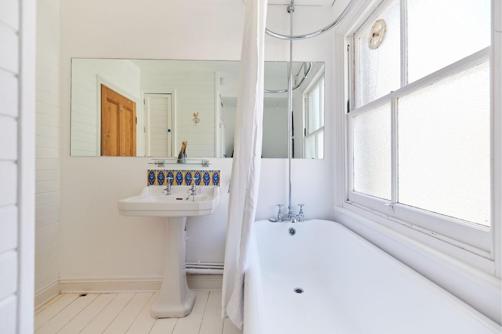 The Hampstead Wonder - Spacious 4bdr House With Balcony Londra
