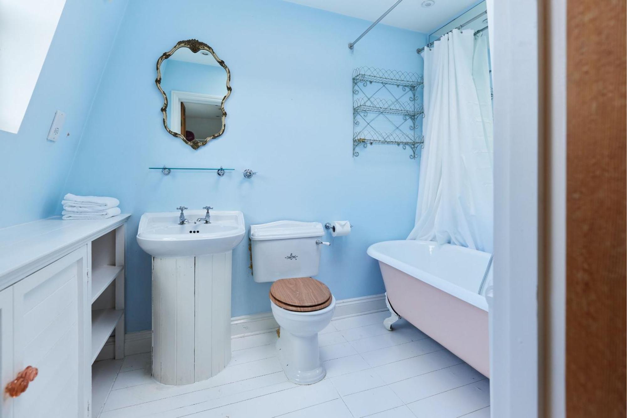 The Hampstead Wonder - Spacious 4bdr House With Balcony