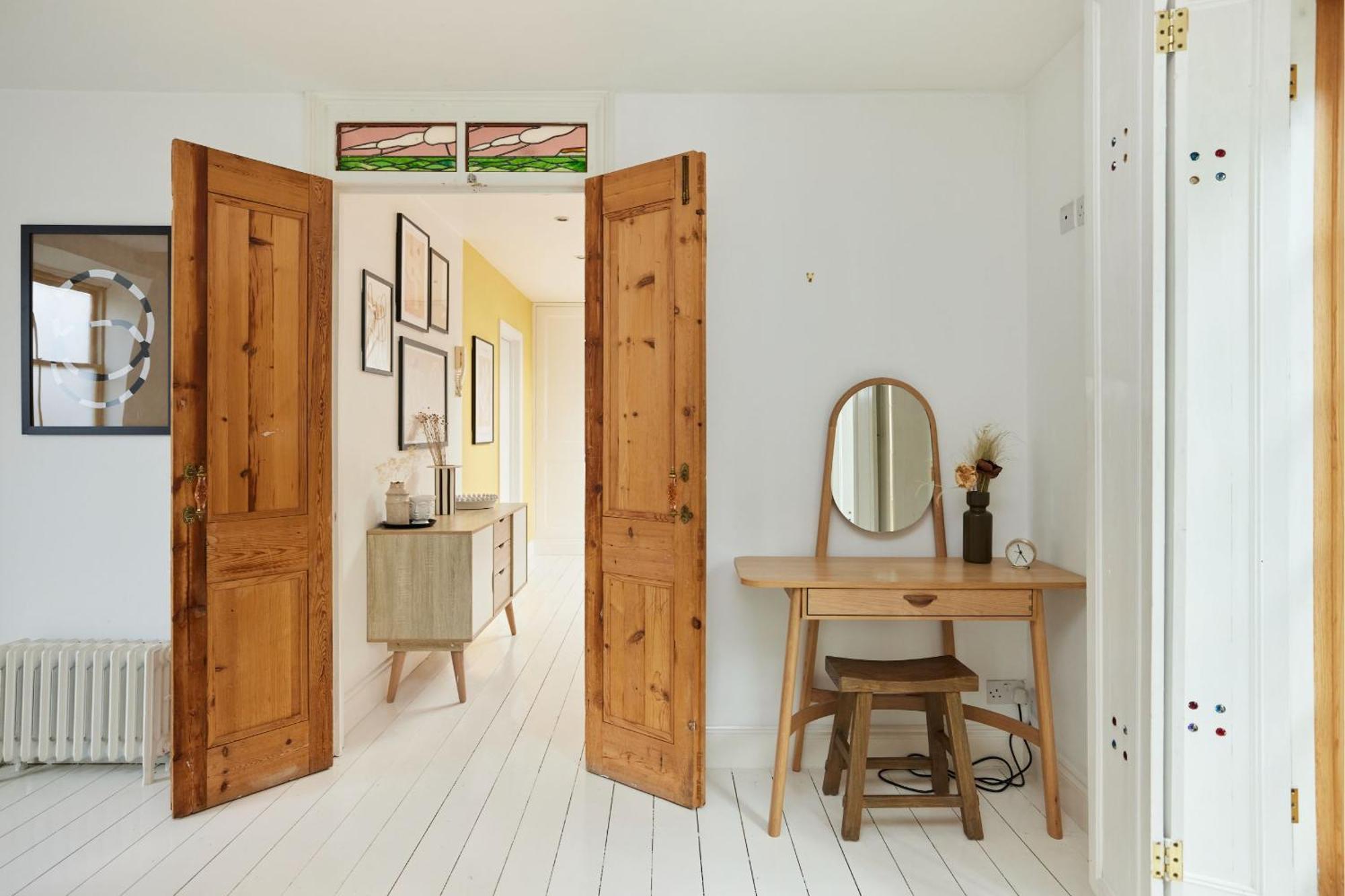 The Hampstead Wonder - Spacious 4bdr House With Balcony Appartamento