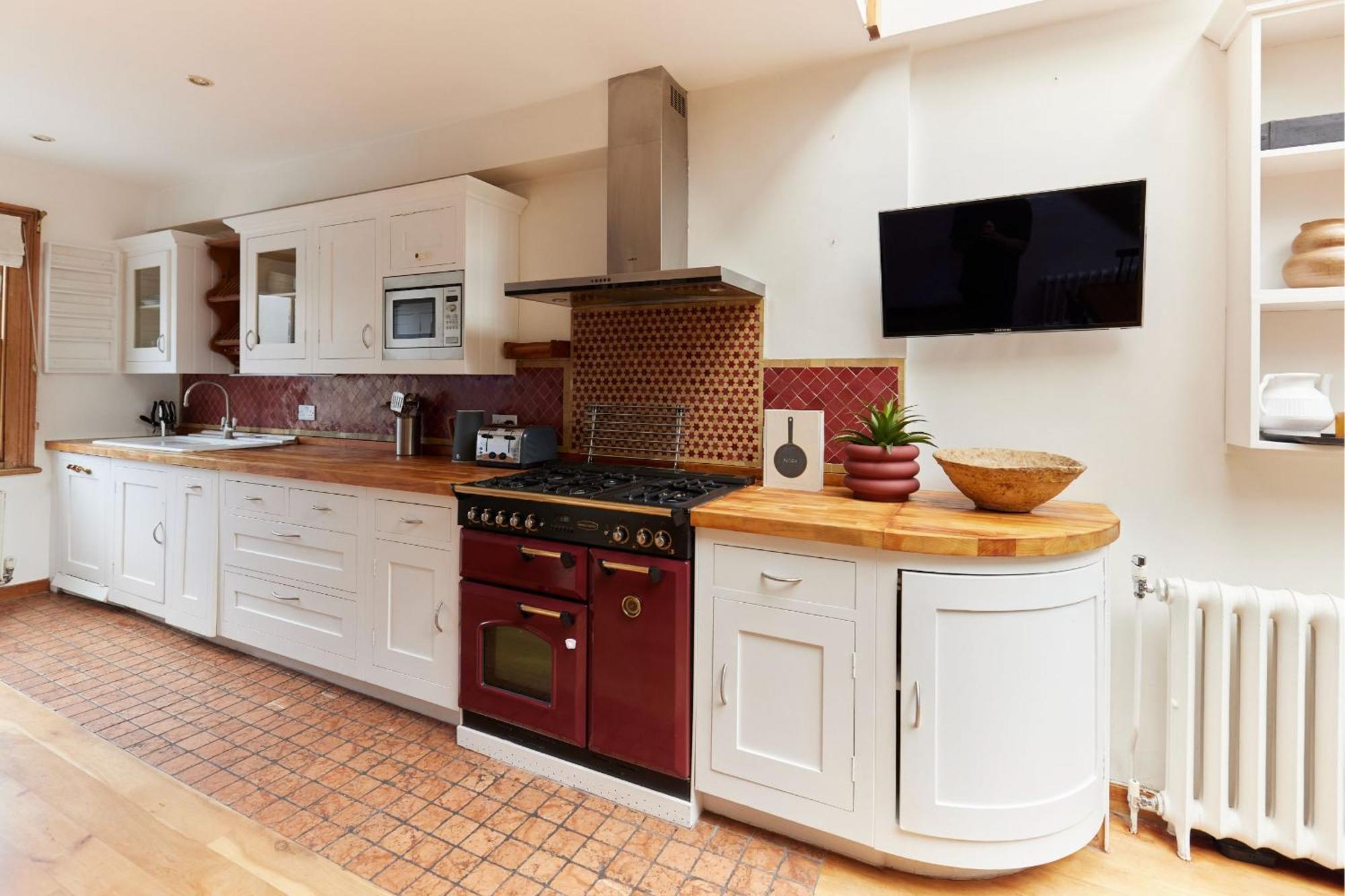The Hampstead Wonder - Spacious 4bdr House With Balcony Londra